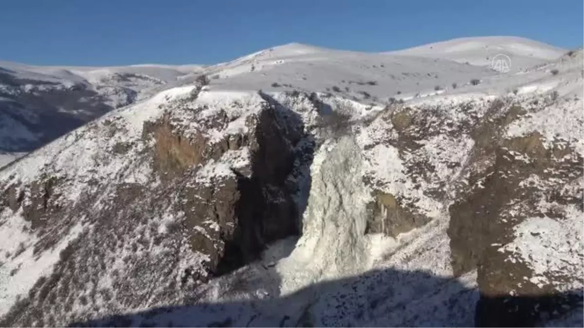 Susuz Şelalesi tamamen dondu