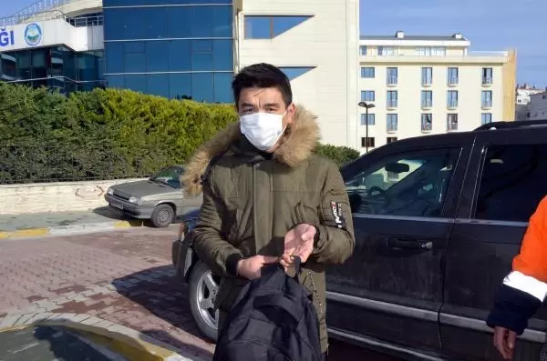 Temizlik işçisi, Türkmen öğrencinin unuttuğu çantasını teslim etti Temizlik işçisi, Türkmen öğrencinin unuttuğu çantasını teslim etti
