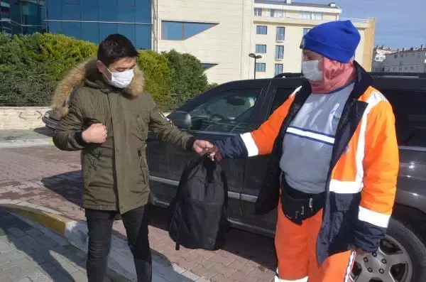 Temizlik işçisi, Türkmen öğrencinin unuttuğu çantasını teslim etti Temizlik işçisi, Türkmen öğrencinin unuttuğu çantasını teslim etti