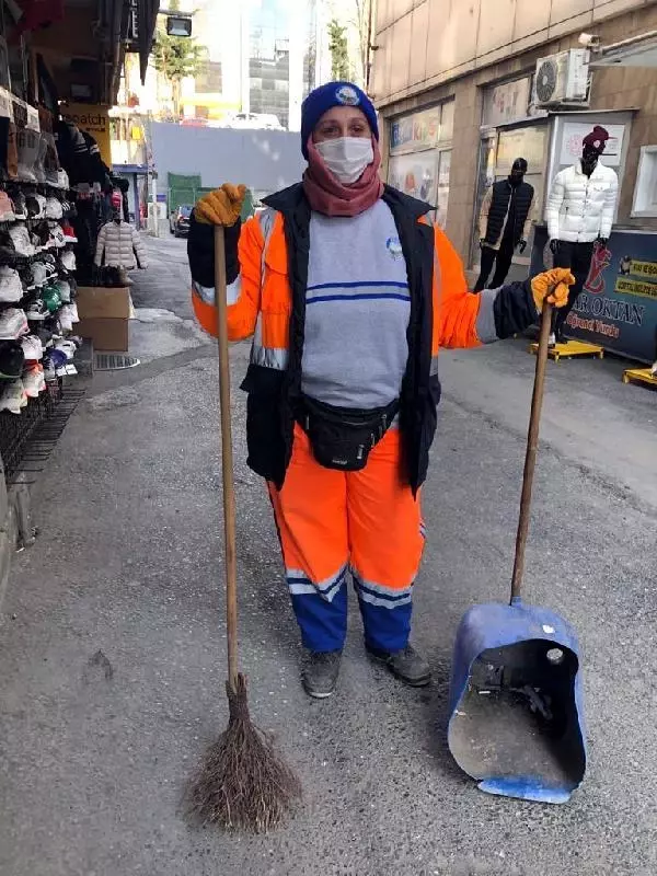 Temizlik işçisi, Türkmen öğrencinin unuttuğu çantasını teslim etti Temizlik işçisi, Türkmen öğrencinin unuttuğu çantasını teslim etti