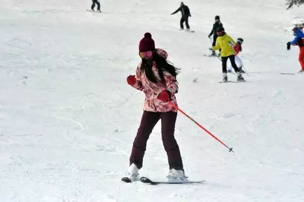 Uludağ'da sömestir tatilinin ilk gününde pistler doldu, taştı Uludağ'da sömestir tatilinin ilk gününde pistler doldu, taştı