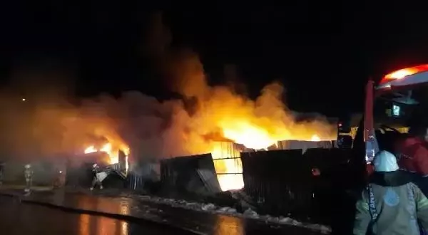 Ümraniye'de geri dönüşüm tesisinde yangın - 1 Ümraniye'de geri dönüşüm tesisinde yangın - 1