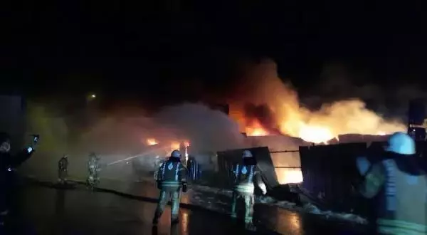 Ümraniye'de geri dönüşüm tesisinde yangın - 1 Ümraniye'de geri dönüşüm tesisinde yangın - 1