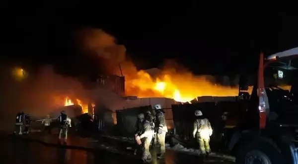 Ümraniye'de geri dönüşüm tesisinde yangın - 1 Ümraniye'de geri dönüşüm tesisinde yangın - 1