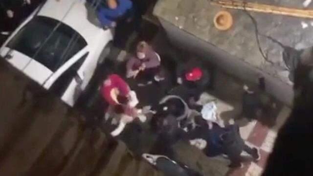 Vatandaşlar, temizlik görevlisinin yüzüne asit fırlatan adamı bayıltana kadar dövdü