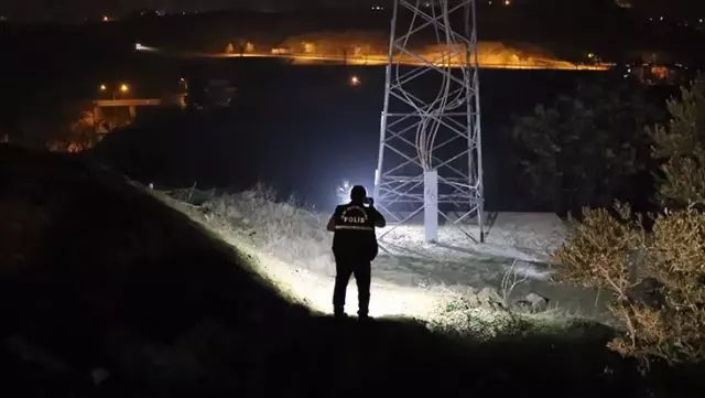 Yüksek gerilim hattına tırmanan şahıs, ikna edildiği sırada akıma kapılarak öldü Yüksek gerilim hattına tırmanan şahıs, ikna edildiği sırada akıma kapılarak öldü