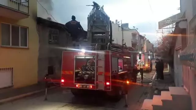 Son dakika... AFYONKARAHİSAR - İki katlı ahşap binada çıkan yangın söndürüldü Son dakika... AFYONKARAHİSAR - İki katlı ahşap binada çıkan yangın söndürüldü