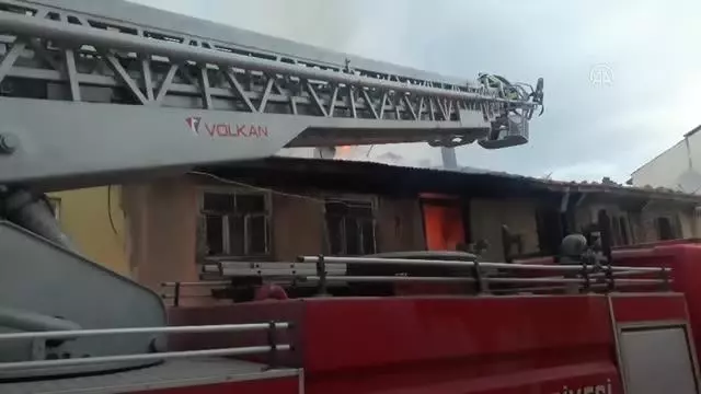 Son dakika... AFYONKARAHİSAR - İki katlı ahşap binada çıkan yangın söndürüldü Son dakika... AFYONKARAHİSAR - İki katlı ahşap binada çıkan yangın söndürüldü