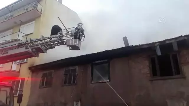 Son dakika... AFYONKARAHİSAR - İki katlı ahşap binada çıkan yangın söndürüldü Son dakika... AFYONKARAHİSAR - İki katlı ahşap binada çıkan yangın söndürüldü