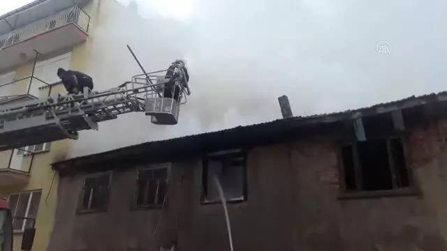 Son dakika... AFYONKARAHİSAR - İki katlı ahşap binada çıkan yangın söndürüldü Son dakika... AFYONKARAHİSAR - İki katlı ahşap binada çıkan yangın söndürüldü
