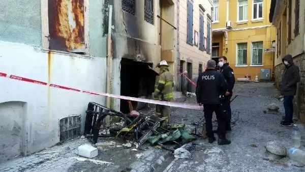 Son dakika haberleri | Alevlerin arasında kalan hurdacıyı itfaiye kurtardı Son dakika haberleri | Alevlerin arasında kalan hurdacıyı itfaiye kurtardı