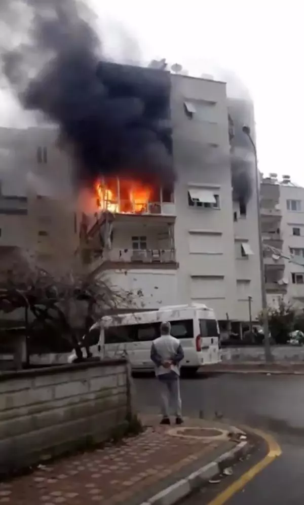 Apartman dairesinde çıkan yangın korkuttu; 2 kişi dumandan etkilendi Apartman dairesinde çıkan yangın korkuttu; 2 kişi dumandan etkilendi