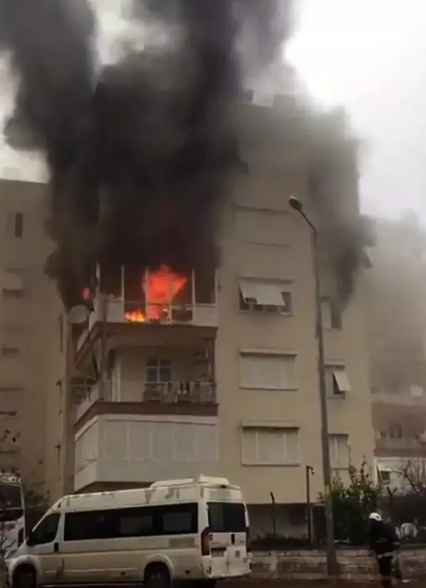 Apartman dairesinde çıkan yangın korkuttu; 2 kişi dumandan etkilendi Apartman dairesinde çıkan yangın korkuttu; 2 kişi dumandan etkilendi