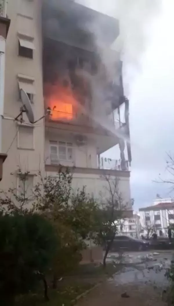 Apartman dairesinde çıkan yangın korkuttu; 2 kişi dumandan etkilendi Apartman dairesinde çıkan yangın korkuttu; 2 kişi dumandan etkilendi