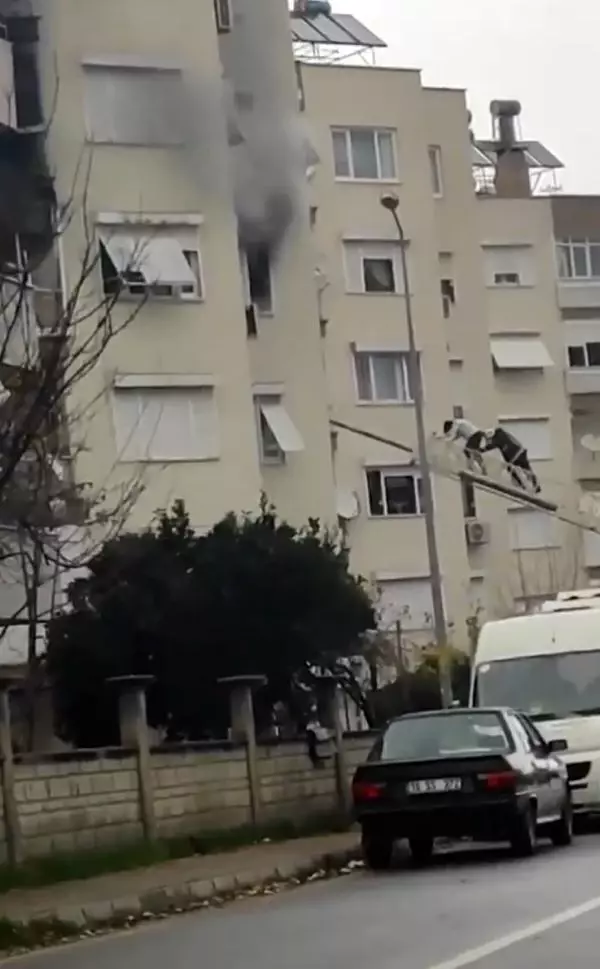 Apartman dairesinde çıkan yangın korkuttu; 2 kişi dumandan etkilendi Apartman dairesinde çıkan yangın korkuttu; 2 kişi dumandan etkilendi