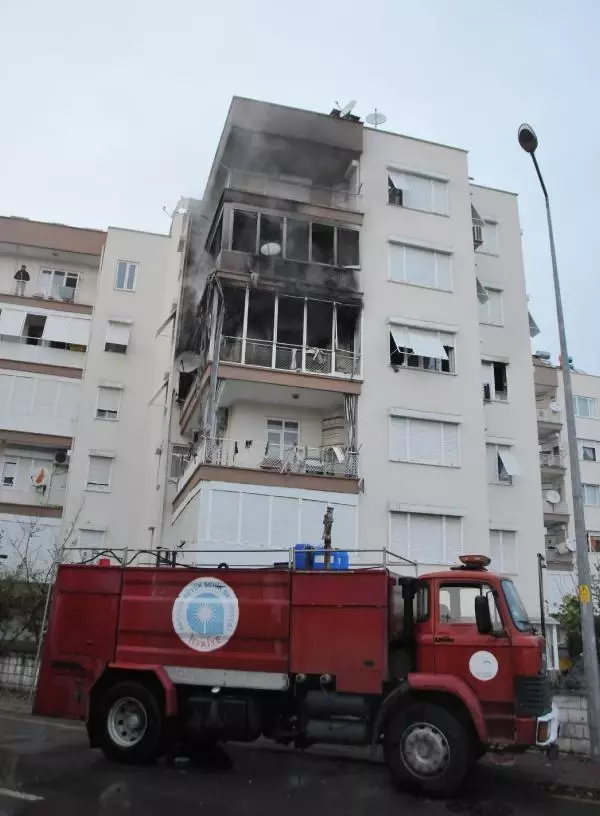 Apartman dairesinde çıkan yangın korkuttu; 2 kişi dumandan etkilendi Apartman dairesinde çıkan yangın korkuttu; 2 kişi dumandan etkilendi