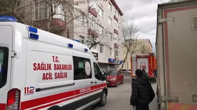 Apartman dairesinde çıkan yangında 2 kişi dumandan etkilendi Apartman dairesinde çıkan yangında 2 kişi dumandan etkilendi