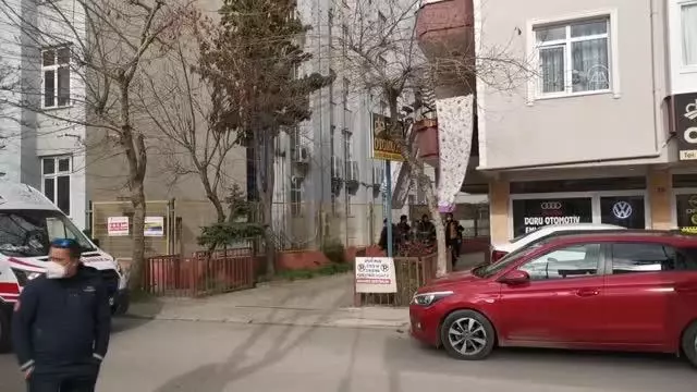 Apartman dairesinde çıkan yangında 2 kişi dumandan etkilendi Apartman dairesinde çıkan yangında 2 kişi dumandan etkilendi