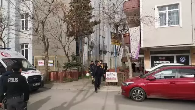 Apartman dairesinde çıkan yangında 2 kişi dumandan etkilendi Apartman dairesinde çıkan yangında 2 kişi dumandan etkilendi