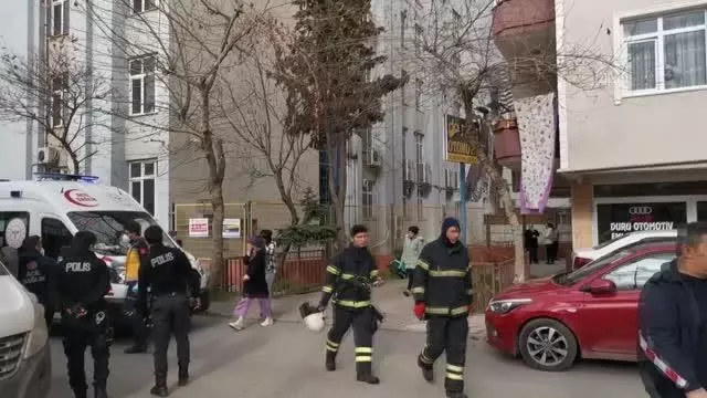 Apartman dairesinde çıkan yangında 2 kişi dumandan etkilendi Apartman dairesinde çıkan yangında 2 kişi dumandan etkilendi