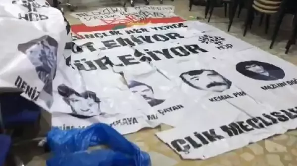Bakan Soylu, HDP ilçe binasında PKK elebaşı Öcalan'ın posterlerini gösteren video paylaştı Bakan Soylu, HDP ilçe binasında PKK elebaşı Öcalan'ın posterlerini gösteren video paylaştı