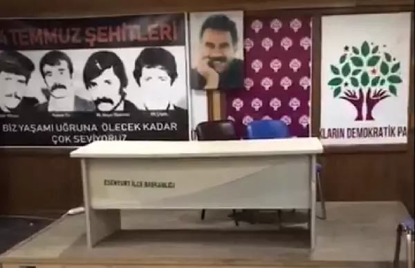 Bakan Soylu, HDP ilçe binasında PKK elebaşı Öcalan'ın posterlerini gösteren video paylaştı Bakan Soylu, HDP ilçe binasında PKK elebaşı Öcalan'ın posterlerini gösteren video paylaştı