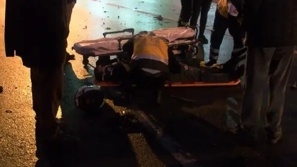 BEYOĞLU'NDA BARİYERLERİ AŞAN OTOMOBİL MOTOSİKLETE ÇAPTI: 2 YARALI BEYOĞLU'NDA BARİYERLERİ AŞAN OTOMOBİL MOTOSİKLETE ÇAPTI: 2 YARALI