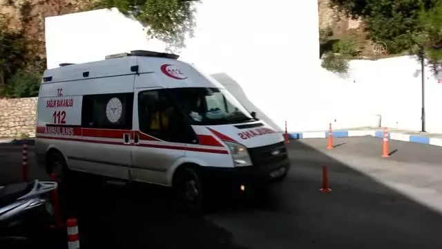 Bodrum'da inşaat işçileri arasındaki kavgada 3 kişi yaralandı Bodrum'da inşaat işçileri arasındaki kavgada 3 kişi yaralandı