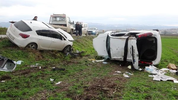 Bursa'da, kafa kafaya çarpan iki otomobil tarlaya uçtu: 4 yaralı