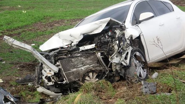 Bursa'da, kafa kafaya çarpan iki otomobil tarlaya uçtu: 4 yaralı