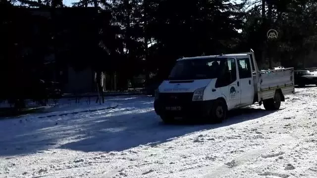 Çubuklu avcılar yabani hayvanlar ve sokak hayvanları için doğaya yem bıraktı