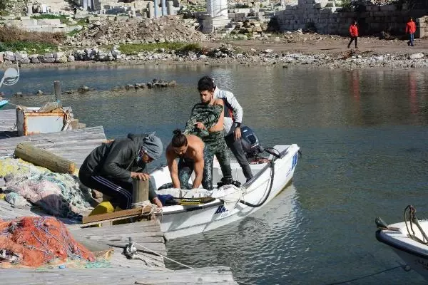 Balıkçı teknesi alabora oldu: 4 balıkçı kurtuldu, 1 kişi kayıp Balıkçı teknesi alabora oldu: 4 balıkçı kurtuldu, 1 kişi kayıp
