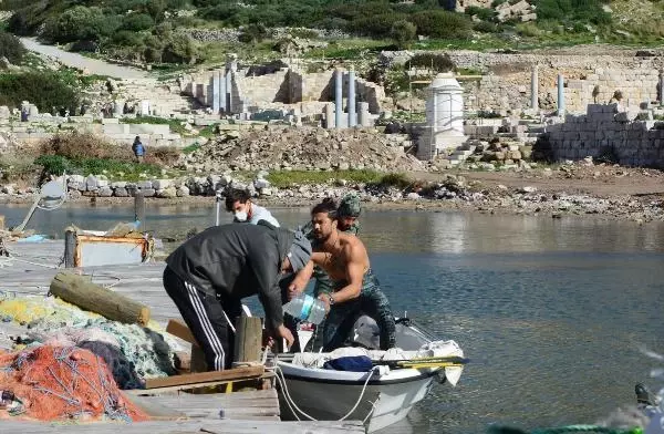 Balıkçı teknesi alabora oldu: 4 balıkçı kurtuldu, 1 kişi kayıp Balıkçı teknesi alabora oldu: 4 balıkçı kurtuldu, 1 kişi kayıp