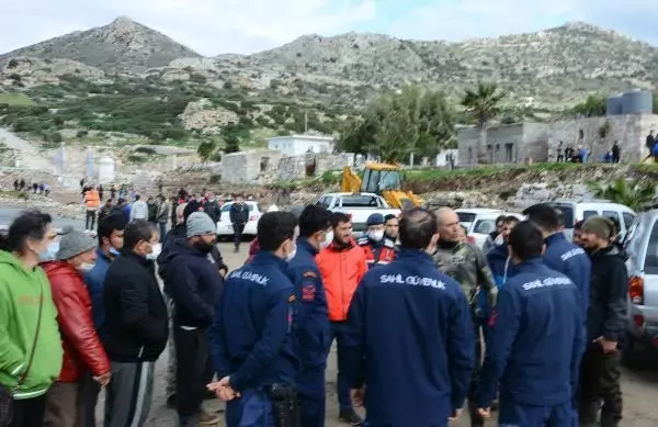 Balıkçı teknesi alabora oldu: 4 balıkçı kurtuldu, 1 kişi kayıp Balıkçı teknesi alabora oldu: 4 balıkçı kurtuldu, 1 kişi kayıp