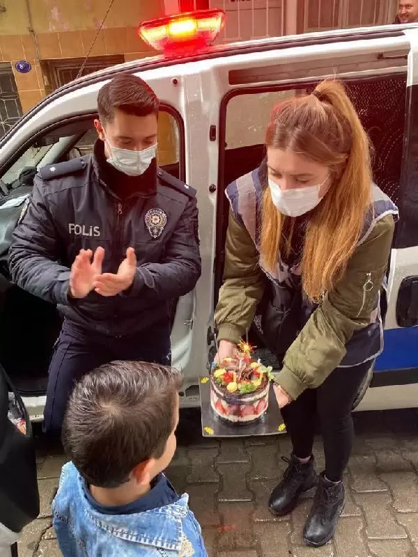Demir, pasta sürpriziyle 'polis korkusunu' yendi Demir, pasta sürpriziyle 'polis korkusunu' yendi