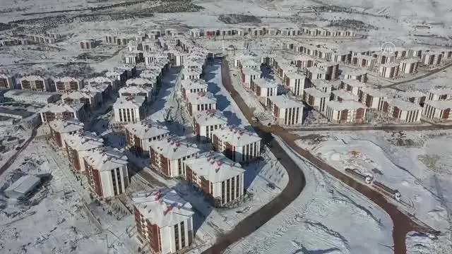 Depremzedeler için yapılan konutlar drone ile görüntülendi (1) Depremzedeler için yapılan konutlar drone ile görüntülendi (1)