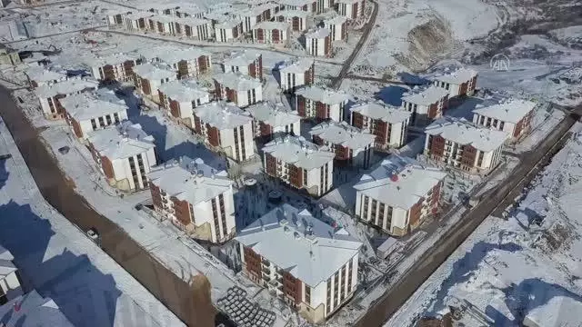 Depremzedeler için yapılan konutlar drone ile görüntülendi (1) Depremzedeler için yapılan konutlar drone ile görüntülendi (1)