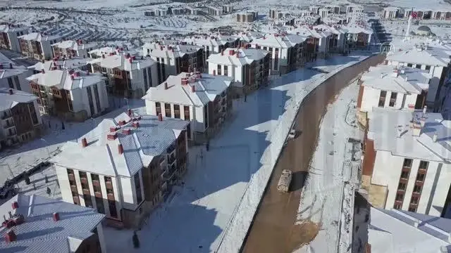 Depremzedeler için yapılan konutlar drone ile görüntülendi (1) Depremzedeler için yapılan konutlar drone ile görüntülendi (1)