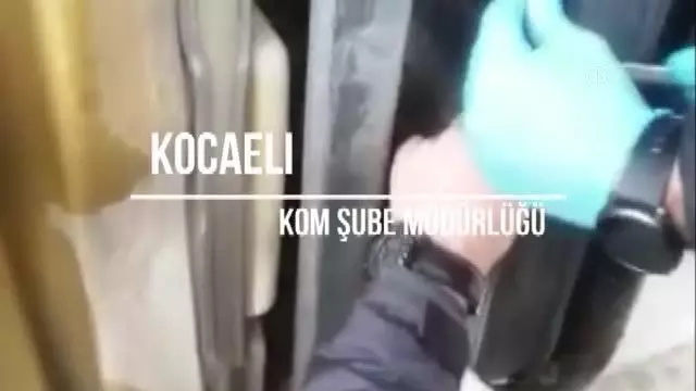 Durdurulan yolcu otobüsünde kaçak cep telefonu ele geçirildi Durdurulan yolcu otobüsünde kaçak cep telefonu ele geçirildi