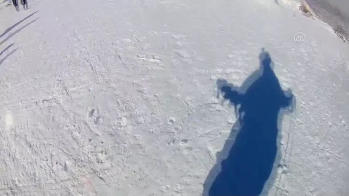 Son dakika haberleri | Ergan Dağı'na gelen turistler kayak ve yamaç paraşütünün keyfini çıkarıyor