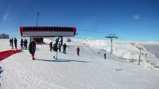 Son dakika haberleri | Ergan Dağı'na gelen turistler kayak ve yamaç paraşütünün keyfini çıkarıyor Son dakika haberleri | Ergan Dağı'na gelen turistler kayak ve yamaç paraşütünün keyfini çıkarıyor