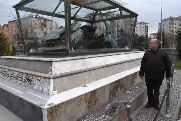 Eskişehir'de Uğur Mumcu'nun otomobili sergileniyor