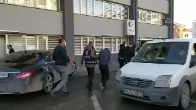 Evlerden hırsızlık yaptıkları iddia edilen 4 kişi tutuklandı Evlerden hırsızlık yaptıkları iddia edilen 4 kişi tutuklandı