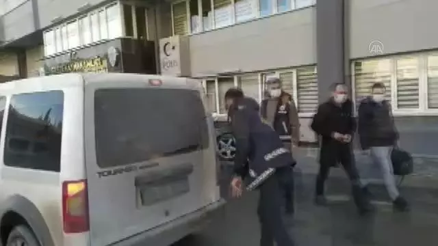 Evlerden hırsızlık yaptıkları iddia edilen 4 kişi tutuklandı Evlerden hırsızlık yaptıkları iddia edilen 4 kişi tutuklandı
