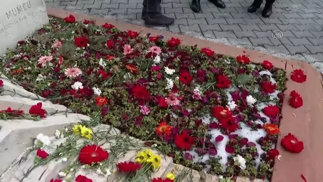 Gazeteci yazar Uğur Mumcu, ölümünün 28. yılında kabri başında anıldı