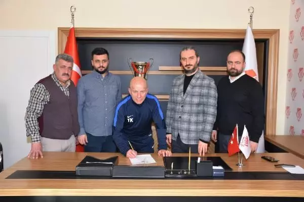 Gümüşhanespor'da teknik direktör Kerimoğlu imza attı Gümüşhanespor'da teknik direktör Kerimoğlu imza attı