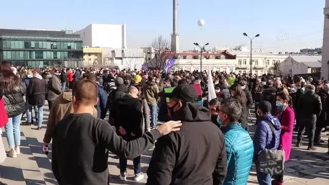 Gürcistan'da Kovid-19 tedbirleri protesto edildi Gürcistan'da Kovid-19 tedbirleri protesto edildi
