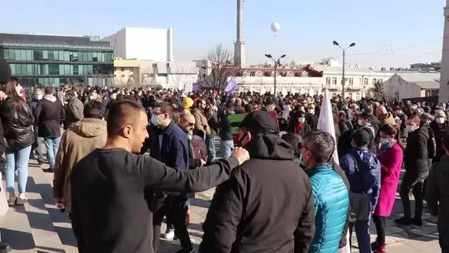 Gürcistan'da Kovid-19 tedbirleri protesto edildi Gürcistan'da Kovid-19 tedbirleri protesto edildi