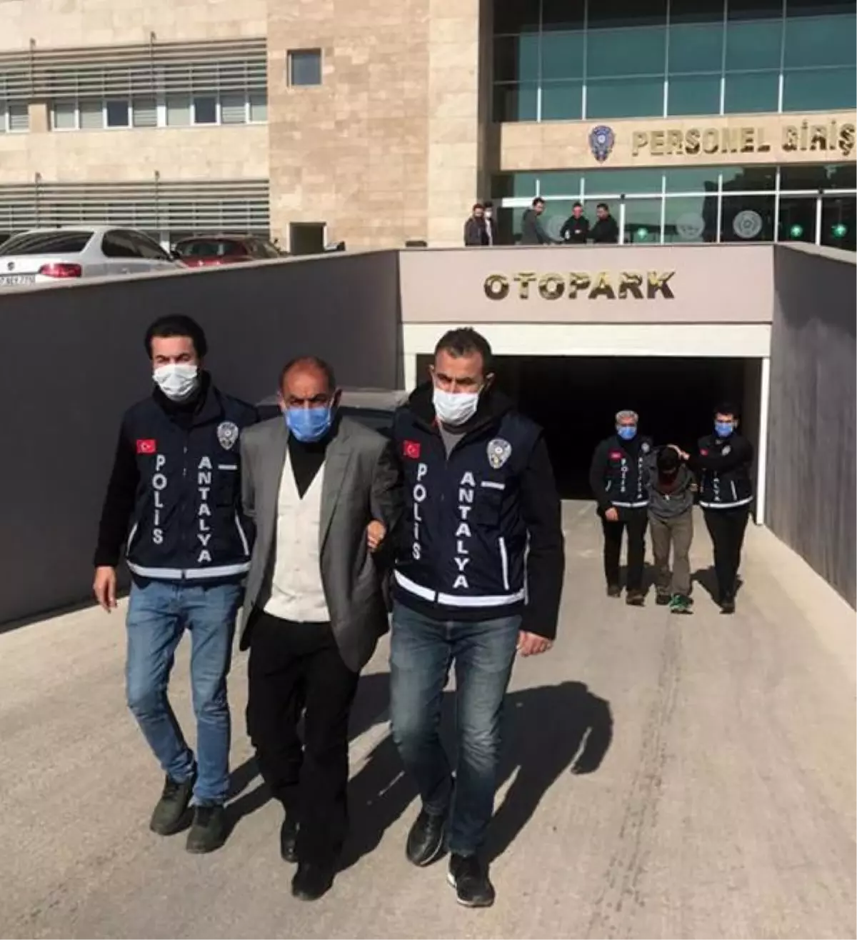 Hırsızlık için girdikleri evde yaşlı kadını öldüren 2 kişi tutuklandı
