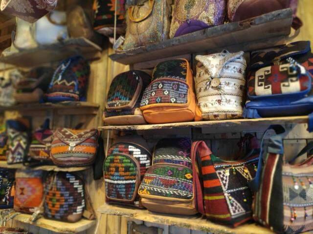 Hobi amaçlı yırtılmış kilim ve yünlerle çanta yapmaya başladı, şimdi 20 ülkeye ihracat yapıyor Hobi amaçlı yırtılmış kilim ve yünlerle çanta yapmaya başladı, şimdi 20 ülkeye ihracat yapıyor